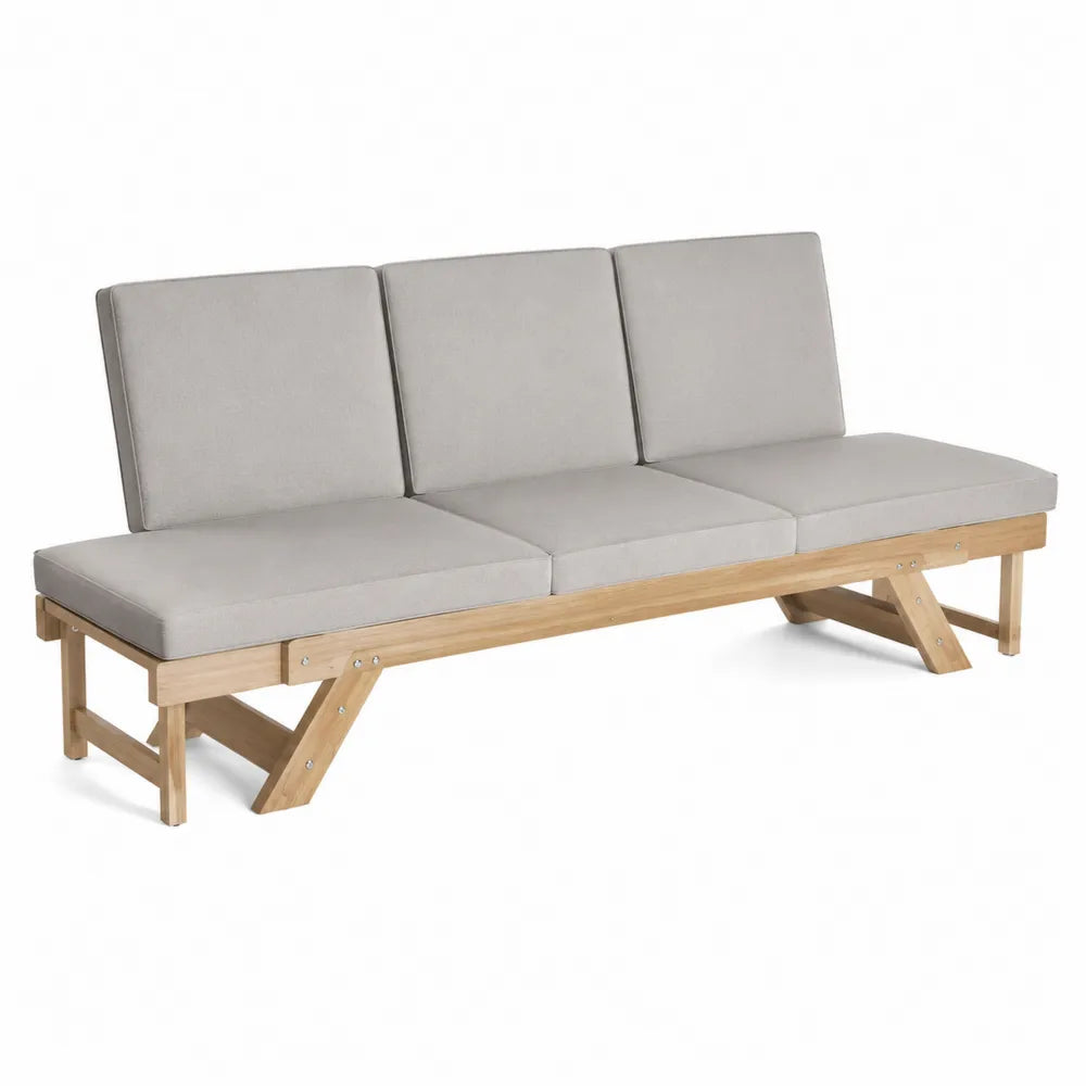 Drewniana sofa 3-osobowa z szarymi poduszkami