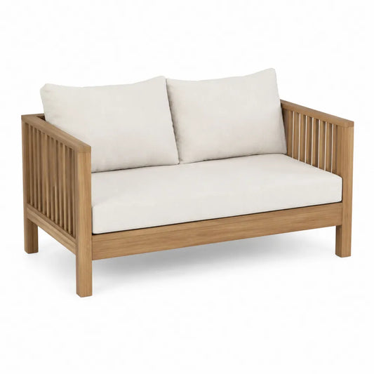 Dwuosobowa sofa z drewna tekowego z kremowymi poduszkami