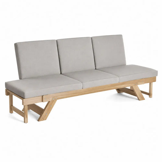 Drewniana sofa 3-osobowa z szarymi poduszkami