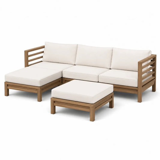 Drewniana sofa ogrodowa z beżowymi poduszkami